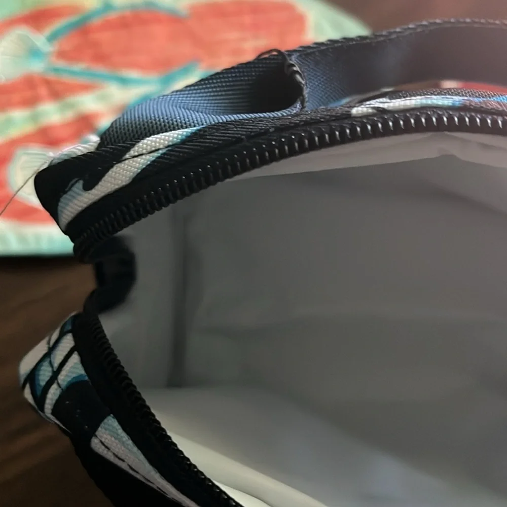 Vera Bradley lighten up lunch cooler shore enough - Picture 4 of 4